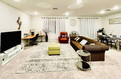 Colton House | Cozy Getaway 5-Bdr Family Retreat Home nearUCR NOS