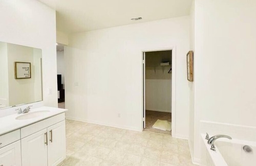 Colton House | Cozy Getaway 5-Bdr Family Retreat Home nearUCR NOS