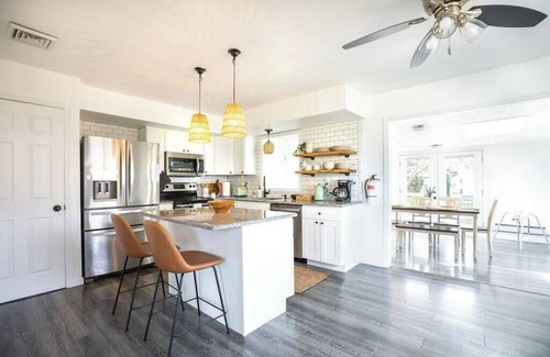 Lower Township House | Cozy Getaway- 5 min drive to beach/pet friendly