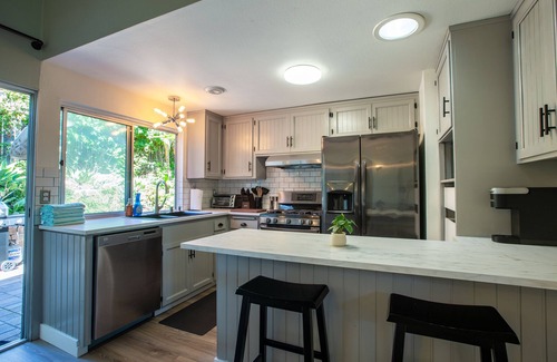 Bay Ho House | Cozy Getaway. Fire Pit and Endless Views! 5 Beds