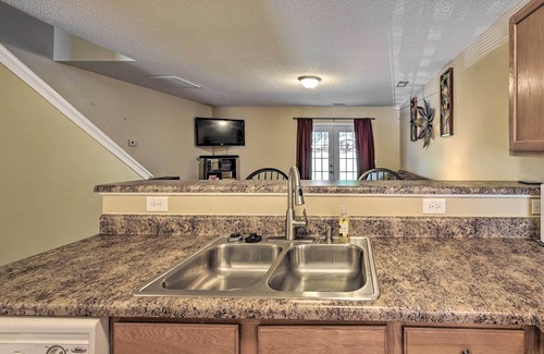 Greensboro House | Cozy Greensboro Townhome ~ 7 Mi to UNC Campus
