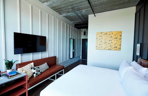 East Nashville Hotel | Cozy Guest House with Lounge, Rooftop Bar, and Social Spaces! Close to Airport