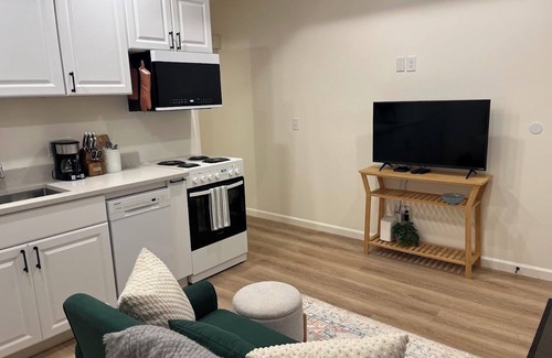 Ardmore - Gould Estates - Olin Heights Apartment | Cozy Guesthouse in Midtown Savannah