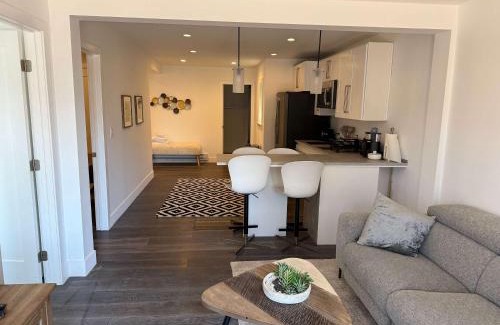 Parkside House | Cozy Guesthouse with Modern Appliances & Private Patio