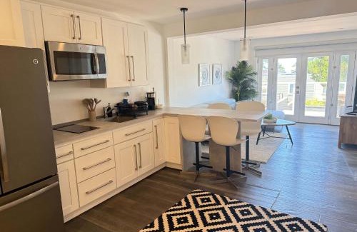 Parkside House | Cozy Guesthouse with Modern Appliances & Private Patio