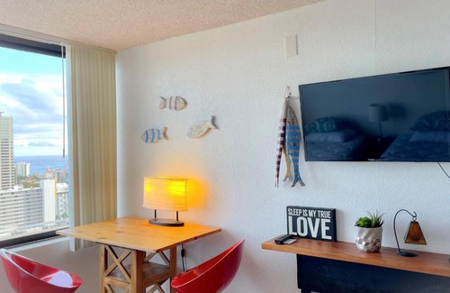 Waikiki Apartment | Cozy Hawaiian Monarch condo