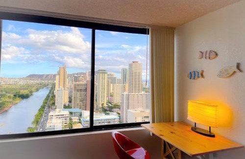 Waikiki Apartment | Cozy Hawaiian Monarch condo