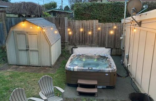 Eureka House | Cozy Hideaway and Hot Tub. Pet Friendly.