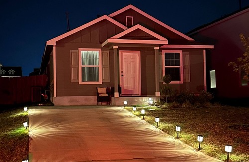 Kyle House | Cozy Hideaway with Pool – Relax & Unwind Just Off the Highway