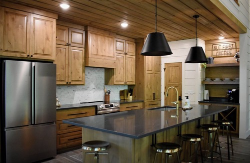 Hoyt House | Cozy Hilltop Hideaway at Lake Eufaula. Back deck Hot tub and balcony Lakeview!