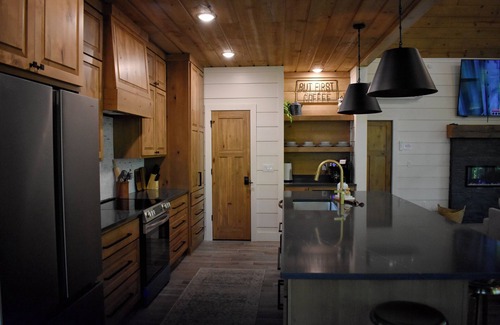 Hoyt House | Cozy Hilltop Hideaway at Lake Eufaula. Back deck Hot tub and balcony Lakeview!