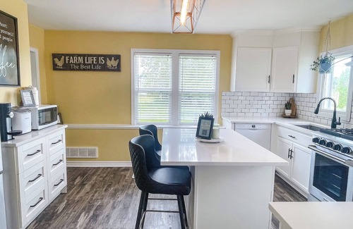 Points East House | Cozy Hilltop Retreat w/Hot Tub, Firepit & Deck. Pet-Friendly!