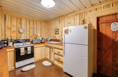 Lynn Garden Apartment | Cozy Hiltons Apartment w/Fireplace & River Access