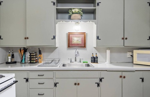 Boise House | Cozy Holiday Hideaway | King Bed | Free Parking
