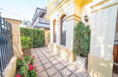 Glenelg House | Cozy holiday home 5 mins walk to beach in Glenelg
