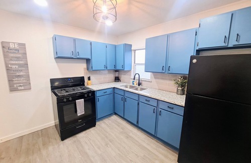 Harlandale House | Cozy Home 10 min from Downtown