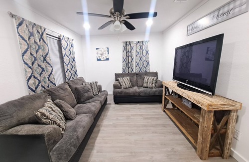 Harlandale House | Cozy Home 10 min from Downtown