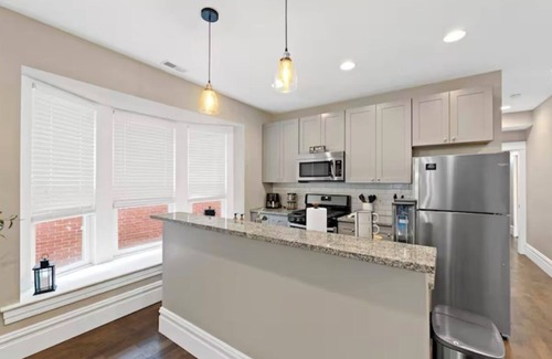 Central West End Apartment | Cozy Home-Away From Home CWE near Uni, Hospital, foods+