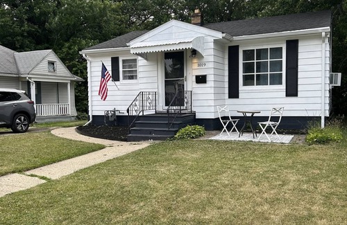 Rockford House | Cozy Home Close To, State Street and Downtown