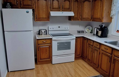 Lloydminster House | Cozy Home for Vacation, Work Stays or Family gatherings . 5 Bedrooms 3 Bathrooms