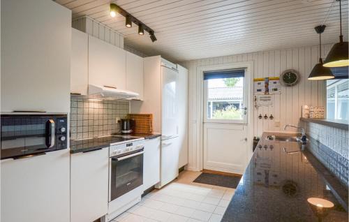Bønnerup Strand House | Cozy Home In Glesborg With Sauna