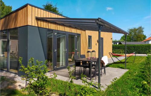 Heinkenszand House | Cozy Home In Heinkenszand With Kitchen