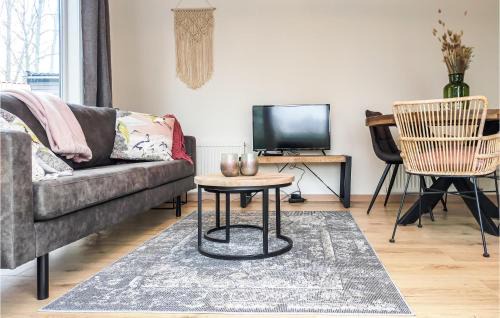 Heinkenszand House | Cozy Home In Heinkenszand With Kitchen