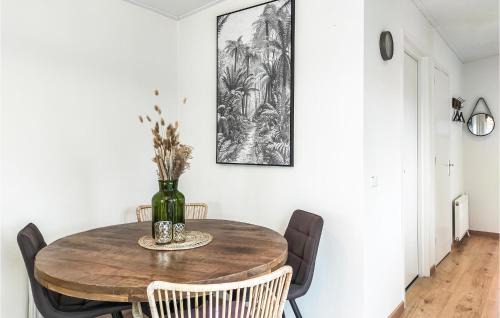 Heinkenszand House | Cozy Home In Heinkenszand With Kitchen