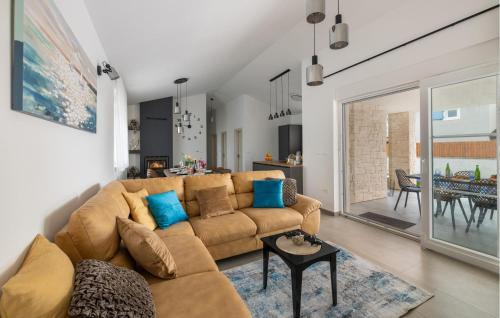 Loborika House | Cozy Home In Loborika With Wifi