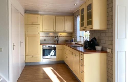 Stavenisse House | Cozy Home In Stavenisse With Sauna