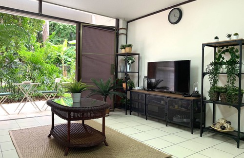 Samsen Nai Apartment | Cozy home in the garden,Central BKK,2mins to BTS Sanampao