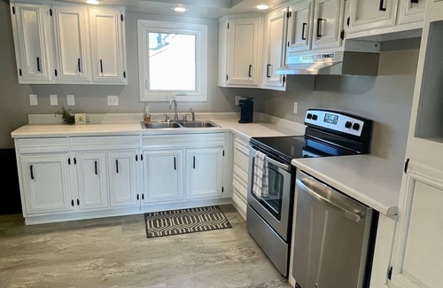 Dyersville House | Cozy Home in the heart of Dyersville, IA!