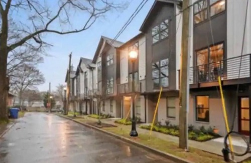 East Atlanta House | Cozy home in the heart of E Atlanta surrounded by nice restaurants & activities