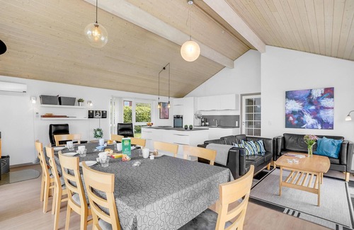 Vinderup House | Cozy home in Vinderup with kitchen
