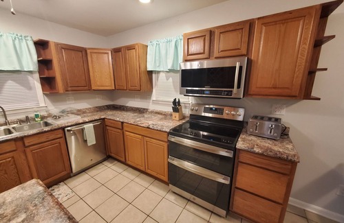 Lynchburg House | Cozy Home Less Than 5 Minutes from Liberty University - Sleeps 10