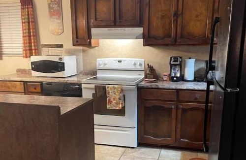 Perry House | Cozy Home- Near Perry Fair - Rigby's-Robins AFB