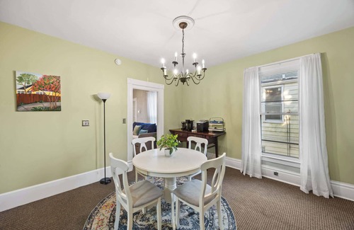 Clifton Apartment | Cozy Home | Prime Loc for Business and Family Stay