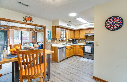 Sunset Beach House | Cozy Home w/Fenced Backyard in Sunset Beach!