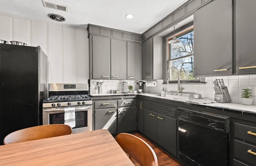 Highlands - Perkins Apartment | Cozy Home w/fenced yard! 2BR Steps From LSU