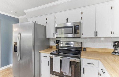 Spartanburg House | Cozy Home w/Pool Table, Arcade & Firepit