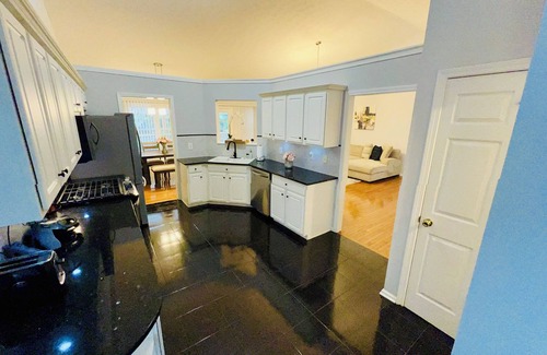 Flowery Branch House | Cozy home with AC and WiFi in beautiful Flowery Branch