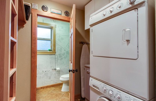 Lake Forest Cabin | Cozy Home with Fireplace & Free Wifi - Walk Your Dog to the Beach