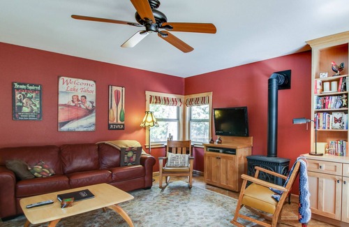 Lake Forest Cabin | Cozy Home with Fireplace & Free Wifi - Walk Your Dog to the Beach