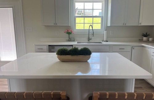 Newport House | Cozy home with Mountain Views! Pet friendly!