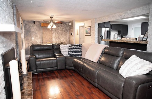 Sandy House | Cozy home with pool, hot tub & steam shower