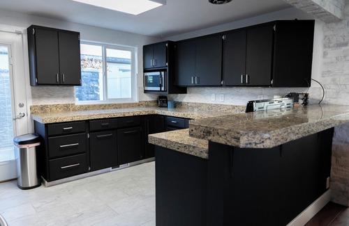Sandy House | Cozy home with pool, hot tub & steam shower