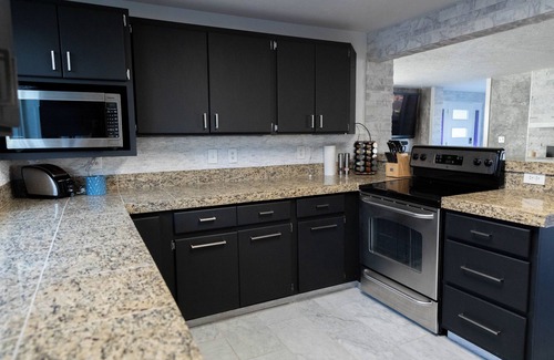 Sandy House | Cozy home with pool, hot tub & steam shower