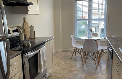 Ottawa Division House | Cozy home with pool table in ottawa