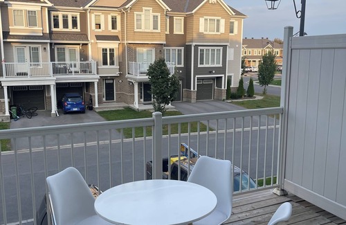 Ottawa Division House | Cozy home with pool table in ottawa