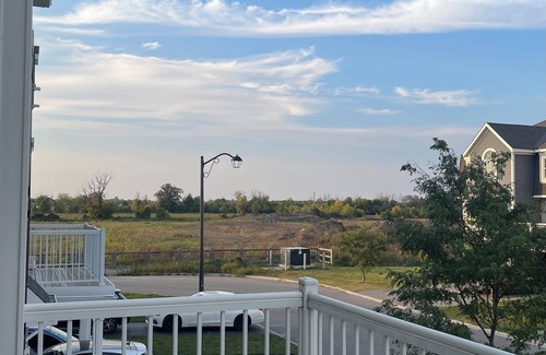 Ottawa Division House | Cozy home with pool table in ottawa